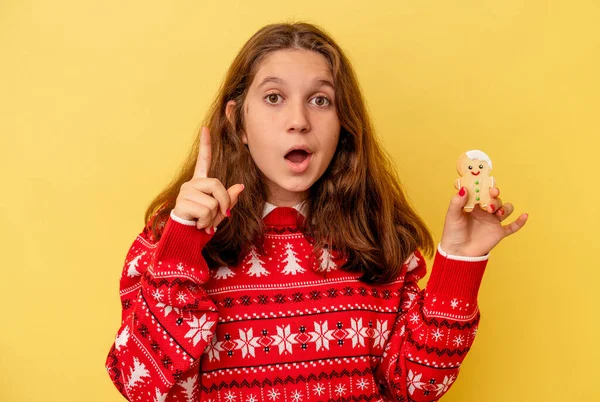 Μικρό Καυκάσιο Κορίτσι Που Κρατάει Χριστουγεννιάτικα Μπισκότα Απομονωμένα Κίτρινο Φόντο — Φωτογραφία Αρχείου