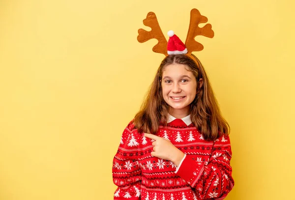 Menina Caucasiana Vestindo Chapéu Rena Natal Isolado Fundo Amarelo Sorrindo — Fotografia de Stock