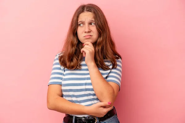 Klein Blank Meisje Geïsoleerd Roze Achtergrond Lijdt Pijn Keel Als — Stockfoto