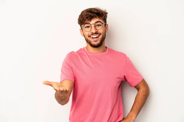 Jovem Mista Homem Isolado Fundo Cinza Esticando Mão Câmera Gesto — Fotografia de Stock