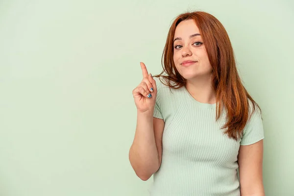 Young Caucasian Woman Isolated Green Background Showing Number One Finger — Stock Photo, Image