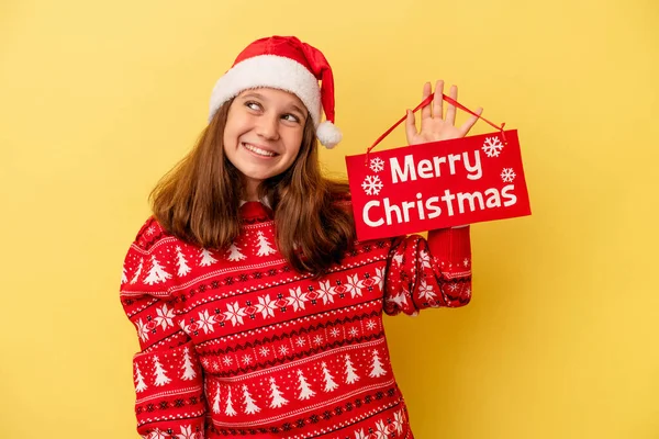 Niña Caucásica Sosteniendo Alegre Cartel Navidad Aislado Sobre Fondo Amarillo — Foto de Stock