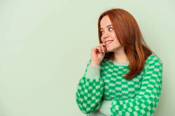 Joven Mujer Caucásica Aislada Sobre Fondo Verde Relajado Pensando Algo — Foto de Stock