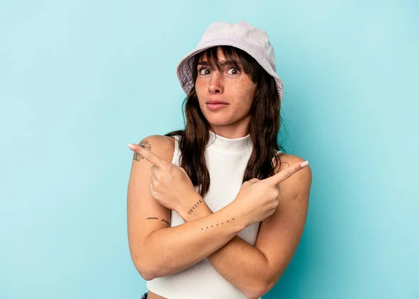 Young Argentinian Woman Isolated Blue Background Points Sideways Trying Choose — 스톡 사진