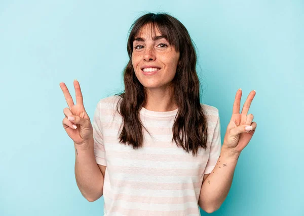 Jovem Argentina Isolada Fundo Azul Mostrando Sinal Vitória Sorrindo Amplamente — Fotografia de Stock