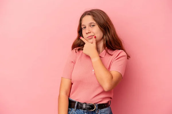 Μικρό Καυκάσιο Κορίτσι Απομονωμένο Ροζ Φόντο Σκέφτεται Σχεδιάζει Μια Στρατηγική — Φωτογραφία Αρχείου