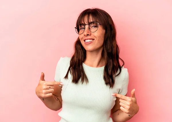 Young Argentinian Woman Isolated Pink Background Points Fingers Positive Feeling —  Fotos de Stock