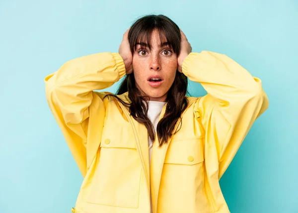 Young Argentinian Woman Isolated Blue Background Covering Ears Hands Trying —  Fotos de Stock