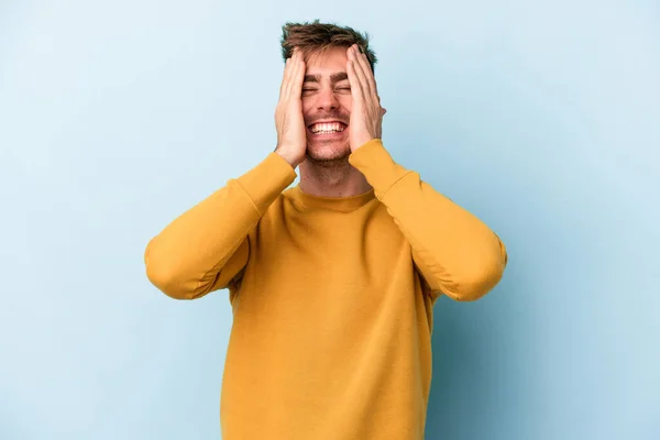 Jonge Blanke Man Geïsoleerd Blauwe Achtergrond Lacht Vreugdevol Het Houden — Stockfoto