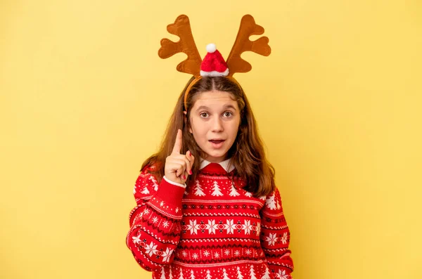 Μικρό Καυκάσιο Κορίτσι Που Φοράει Χριστουγεννιάτικο Καπέλο Ταράνδου Απομονωμένο Κίτρινο — Φωτογραφία Αρχείου