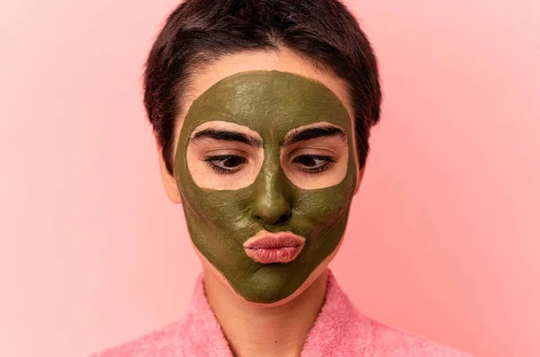 Wanita Muda Kaukasia Mengenakan Masker Wajah Terisolasi Latar Belakang Merah — Stok Foto