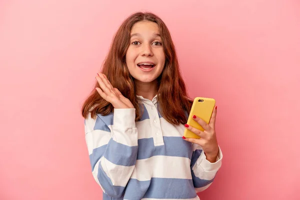 Pequeña Chica Caucásica Sosteniendo Teléfono Móvil Aislado Sobre Fondo Rosa — Foto de Stock