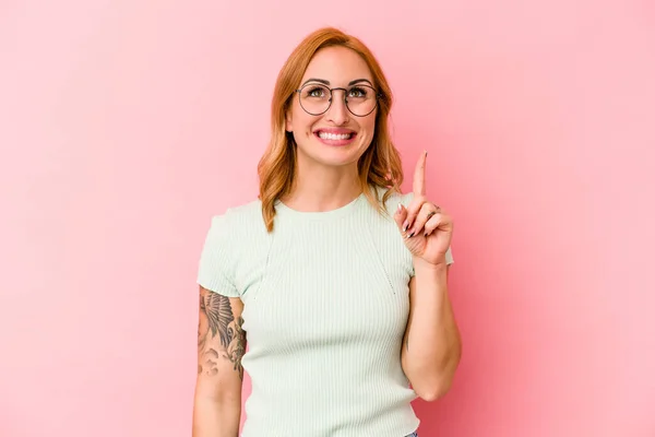 Joven Mujer Caucásica Aislada Sobre Fondo Rosa Indica Con Ambos — Foto de Stock