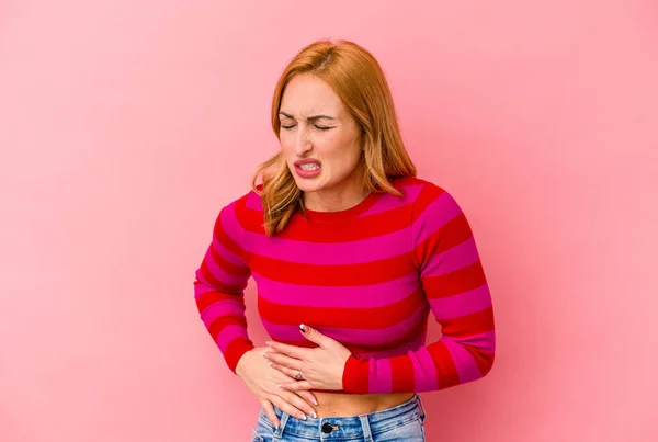 Jonge Blanke Vrouw Geïsoleerd Roze Achtergrond Met Leverpijn Maagpijn — Stockfoto
