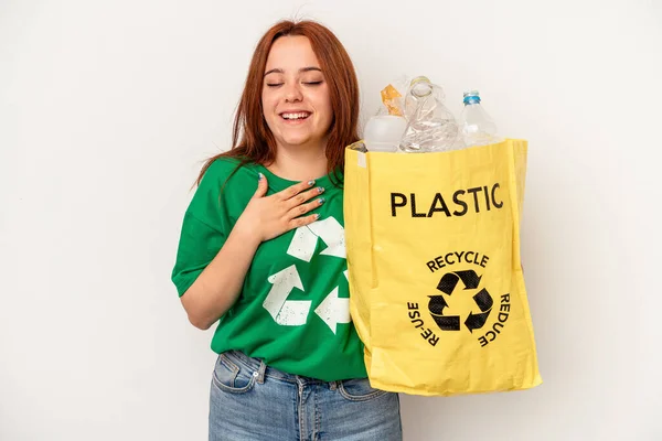 若いです白人女性リサイクルプラスチック隔離された白い背景笑アウト大声で手を保つ胸 — ストック写真