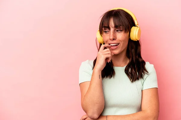 Νεαρή Αργεντίνικη Γυναίκα Που Ακούει Μουσική Απομονωμένη Ροζ Φόντο Χαλαρή — Φωτογραφία Αρχείου