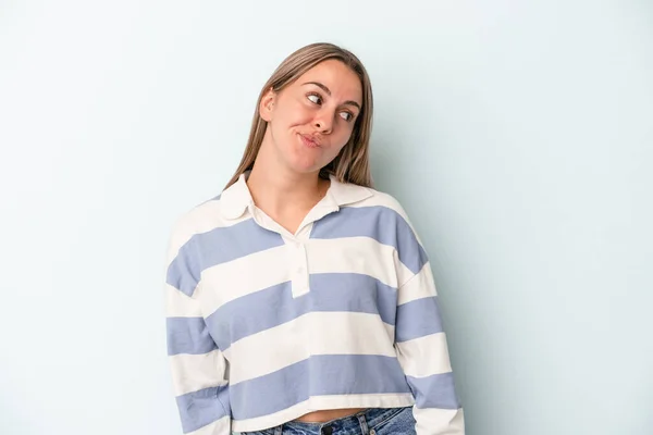 Giovane Donna Caucasica Isolata Sfondo Blu Scrolla Spalle Occhi Aperti — Foto Stock