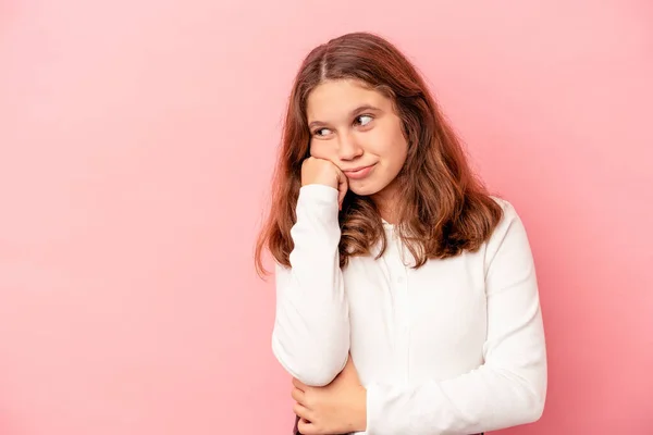 Pequeña Chica Caucásica Aislada Sobre Fondo Rosa Que Siente Triste —  Fotos de Stock