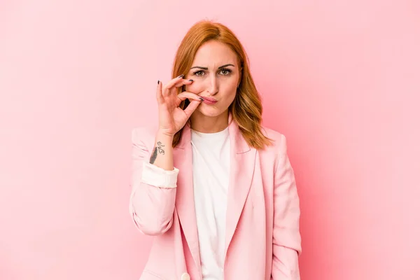 Młoda Kaukaska Kobieta Izolowane Różowym Tle Palcami Ustach Utrzymanie Tajemnicy — Zdjęcie stockowe