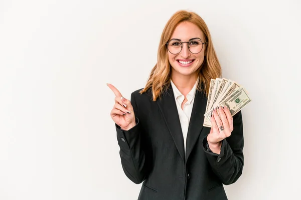 Joven Mujer Caucásica Negocios Sosteniendo Billetes Aislados Sobre Fondo Blanco — Foto de Stock