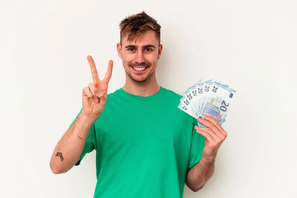 Junger Kaukasischer Mann Mit Geldscheinen Auf Weißem Hintergrund Die Nummer — Stockfoto