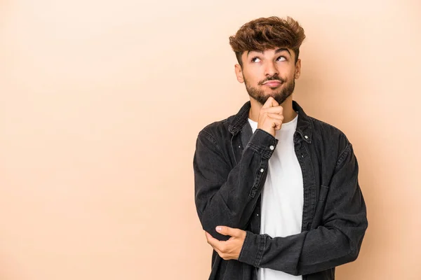 Jovem Árabe Homem Isolado Bege Fundo Olhando Para Lados Com — Fotografia de Stock