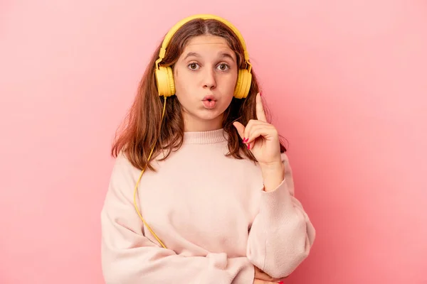 Niña Caucásica Escuchando Música Aislada Sobre Fondo Rosa Teniendo Alguna — Foto de Stock