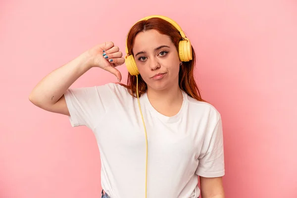 Jonge Blanke Vrouw Die Luistert Naar Muziek Geïsoleerd Roze Achtergrond — Stockfoto