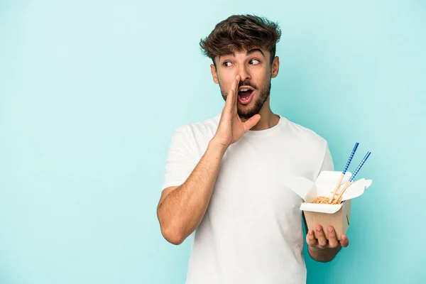 Young Arab Man Holding Take Away Noodles Isolated Blue Background — Stockfoto