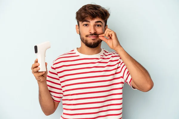 Young Mixed Race Man Holding Thermometer Isolated Blue Background Fingers —  Fotos de Stock