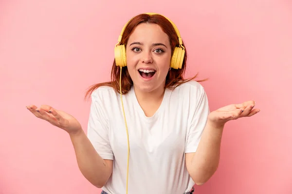 Young Caucasian Woman Listening Music Isolated Pink Background Receiving Pleasant — Φωτογραφία Αρχείου