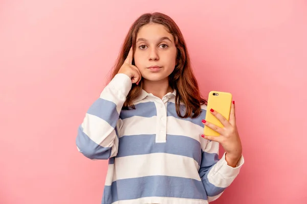 Niña Caucásica Sosteniendo Teléfono Móvil Aislado Sobre Fondo Rosa Apuntando —  Fotos de Stock