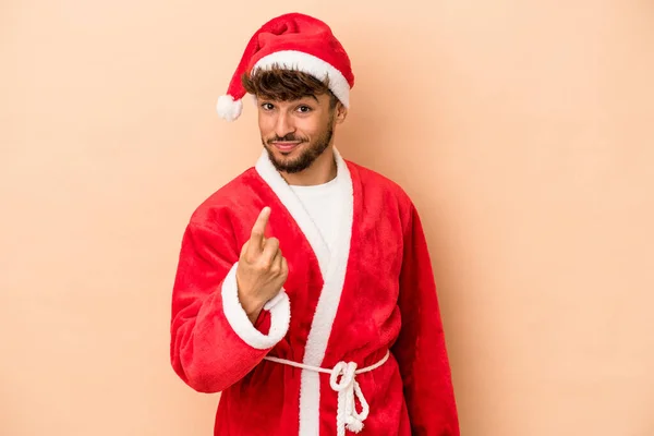 Junger Arabischer Mann Verkleidet Als Weihnachtsmann Isoliert Auf Beigem Hintergrund — Stockfoto