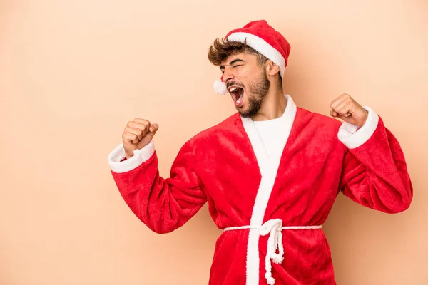 Young Arab Man Disguised Santa Claus Isolated Beige Background Raising — Foto de Stock