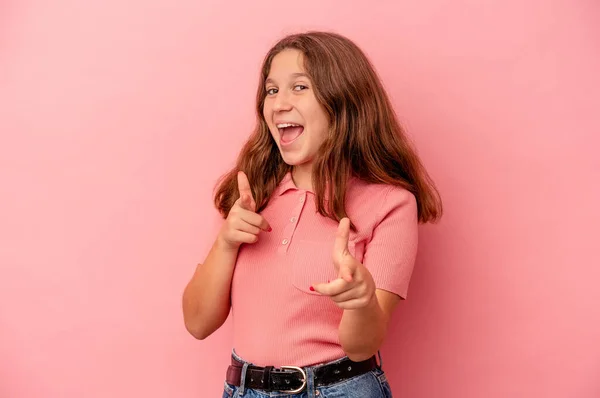 Liten Kaukasisk Flicka Isolerad Rosa Bakgrund Pekar Framsidan Med Fingrar — Stockfoto