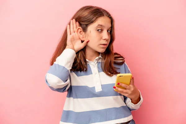 Liten Kaukasiska Flicka Som Håller Mobiltelefon Isolerad Rosa Bakgrund Försöker — Stockfoto