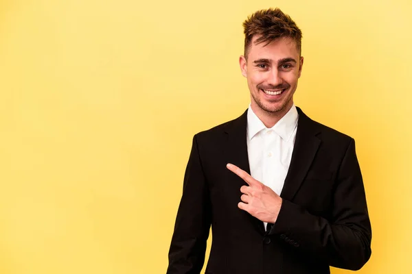 Junger Kaukasischer Geschäftsmann Isoliert Auf Gelbem Hintergrund Lächelnd Und Zur — Stockfoto