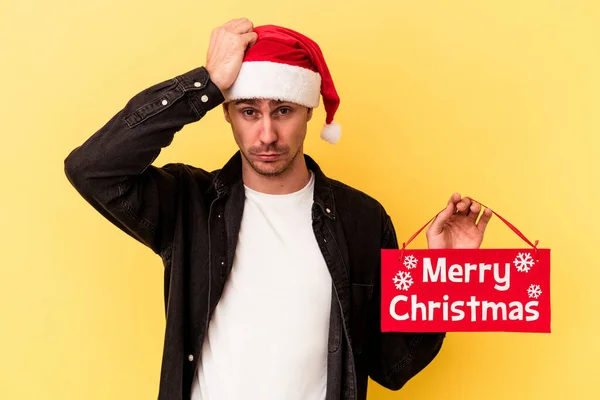 Junge Kaukasische Mann Hält Ein Frohes Weihnachtsfest Plakat Isoliert Auf — Stockfoto