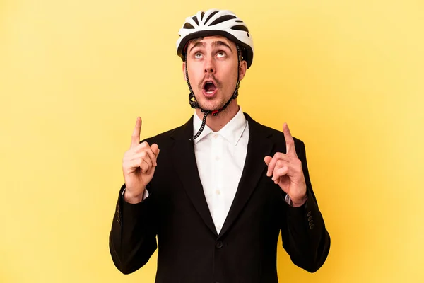 Giovane Uomo Affari Caucasico Indossa Casco Bicicletta Isolato Sfondo Giallo — Foto Stock