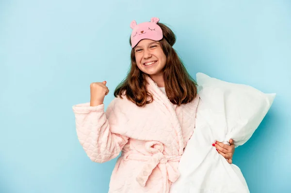 Menina Caucasiana Vai Dormir Isolado Fundo Azul Levantando Punho Depois — Fotografia de Stock