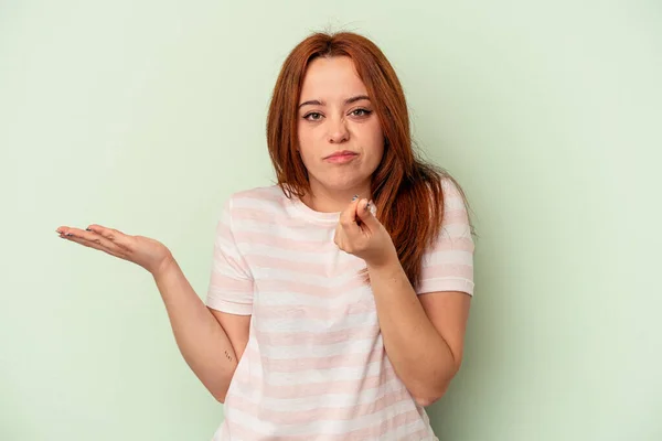 Young Caucasian Woman Isolated Green Background Showing She Has Money — Stock Photo, Image