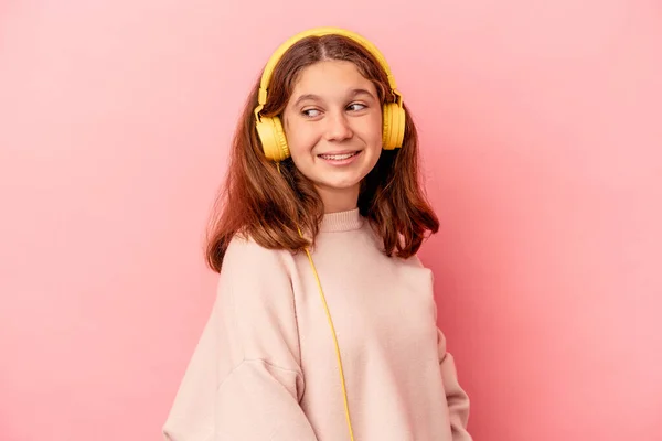 Petite Fille Caucasienne Écoutant Musique Isolée Sur Fond Rose Regarde — Photo