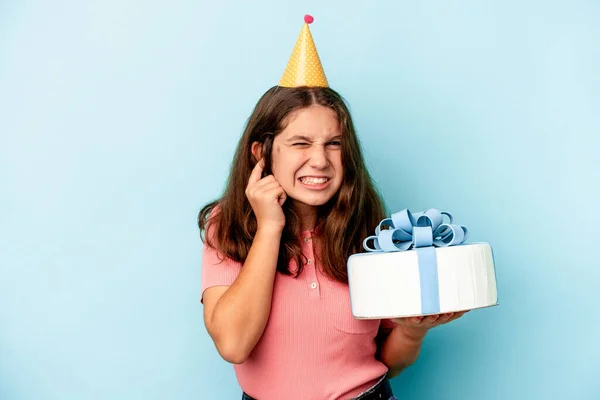 Mała Kaukaska Dziewczyna Świętuje Jej Urodziny Trzymając Ciasto Odizolowane Niebieskim — Zdjęcie stockowe