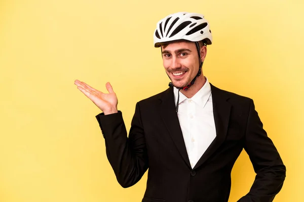 Młody Biały Biznesmen Noszenie Kask Rowerowy Izolowane Żółtym Tle Pokazując — Zdjęcie stockowe