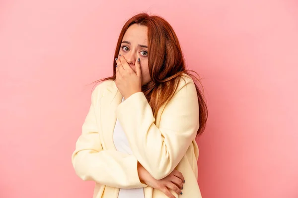 Young Caucasian Woman Isolated Pink Background Scared Afraid — Stock Photo, Image