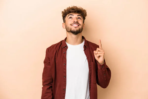 Young Arab Man Isolated Beige Background Indicates Both Fore Fingers — Fotografia de Stock