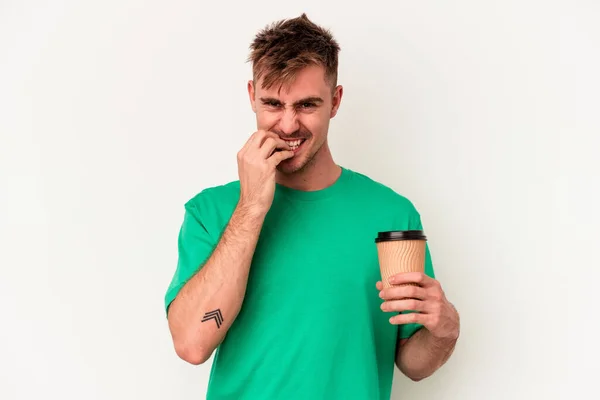 커피를 배경에 고립된 손가락을 깨물고 긴장하고 불안해 형사님 커피를 가져가 — 스톡 사진