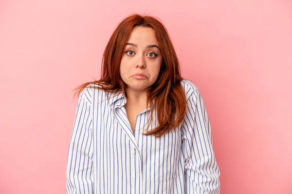 Young Caucasian Woman Isolated Pink Background Shrugs Shoulders Open Eyes — Stock Photo, Image