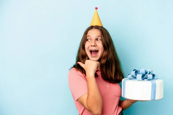 Kleines Kaukasisches Mädchen Das Seinen Geburtstag Feiert Mit Einer Torte — Stockfoto