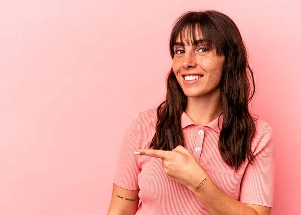 Jovem Argentina Isolada Fundo Rosa Sorrindo Apontando Para Lado Mostrando — Fotografia de Stock